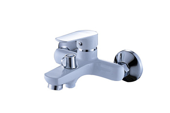 Смеситель для ванны AQUATTRO Q01-3403 одноруч, с коротким изливом 16 см, ручка-пластик,бел мат[1/10]